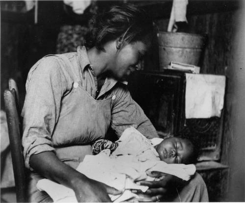 dorothea_lange_madre_migrante_stringe_il_suo_bambino_1940