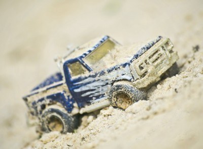 giocattolo-camion-fuoristrada-nella-sabbia